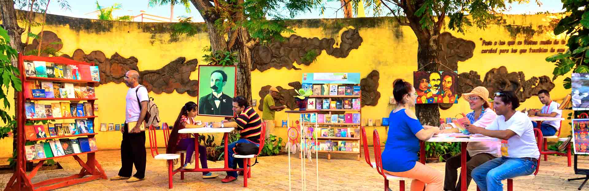 Patio literario en la Habana CubaTravel